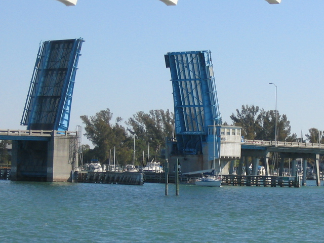 618x457 pixels (167K)